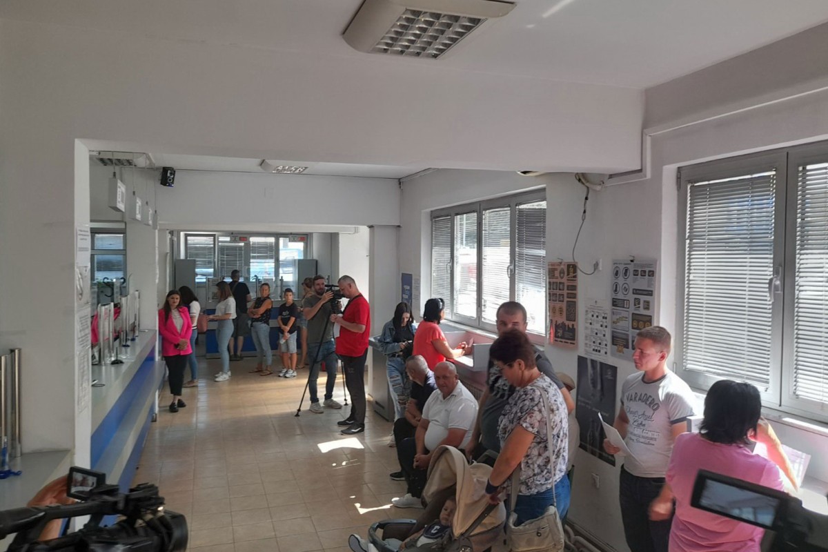 Građani se radije znoje u redu umjesto da koriste digitalne servise