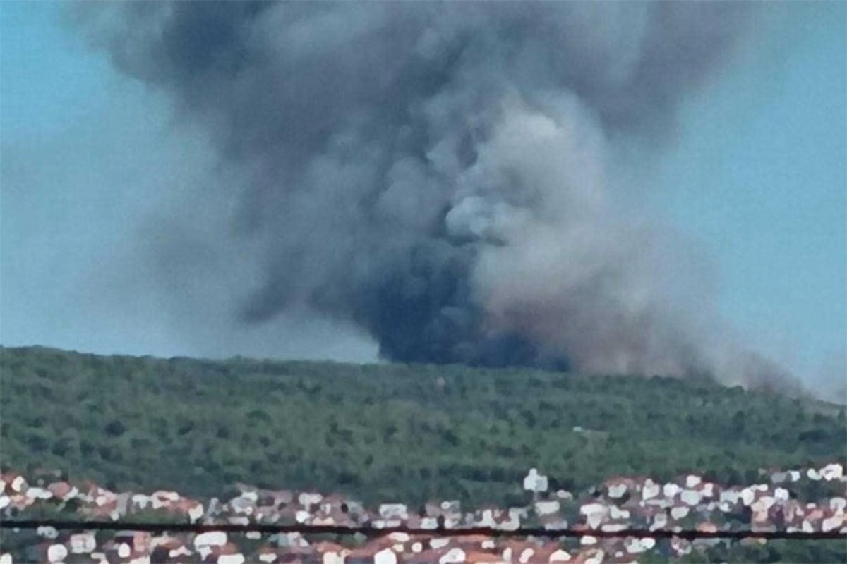Izbio požar na Čiovu, gase ga sve raspoložive snage (VIDEO)