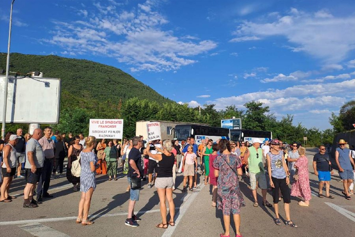Radnici Instituta Dr Simo Milošević blokirali dva granična prelaza sa Hrvatskom