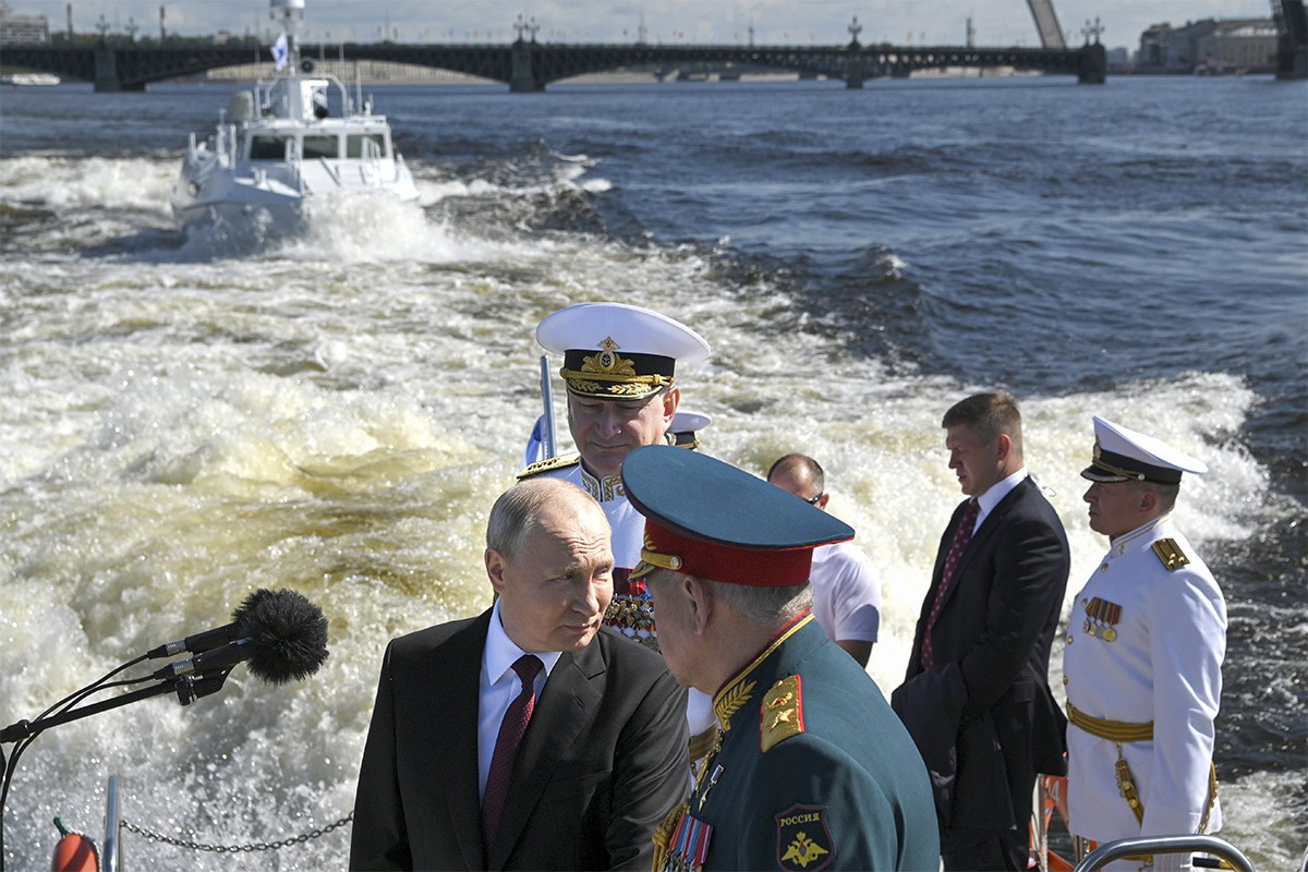 Putin: Rusija gradi moćnu mornaricu