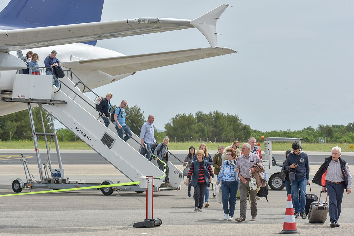 Ošamario putnika tokom leta i sjeo mu u krilo