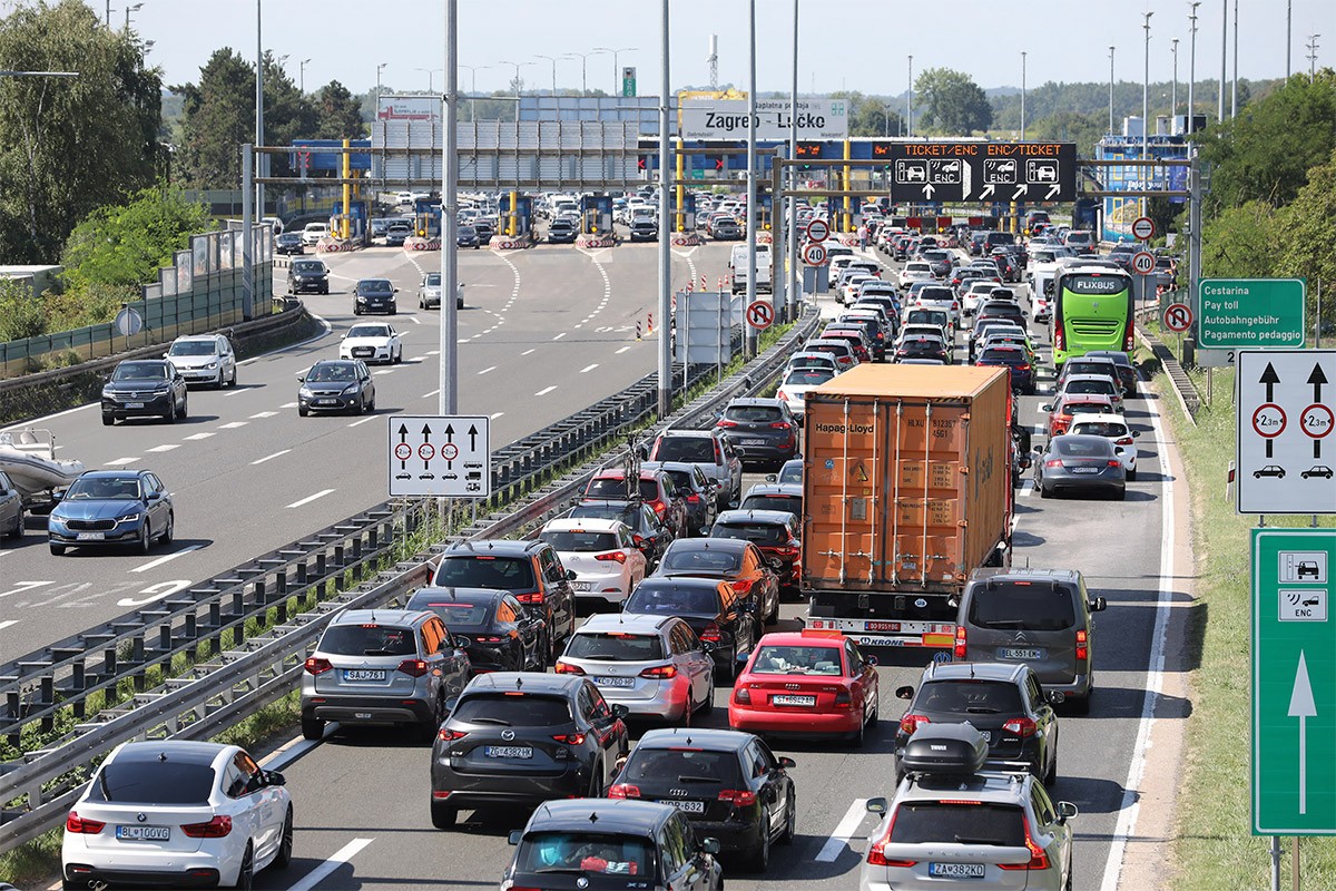 Gužve i kolone prema moru i na granici u Hrvatskoj