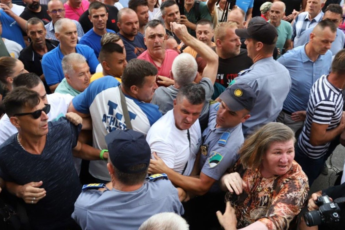 Burno ispred zgrade opštine Banovići, interveniše policija