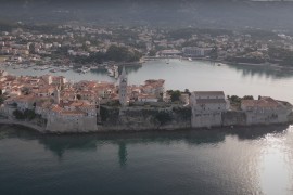Gađa ljude praćkom i galami da je plaža njegova