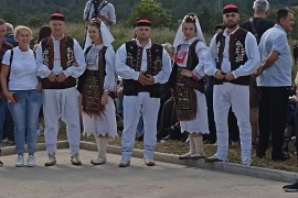 Krajišnici pristižu na Petrovačku cestu: Djeca iz kolone u drvarskoj ...