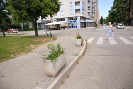 Vandalizam u Banjaluci: Pomjerili betonsku kuglu da bi parkirali auto