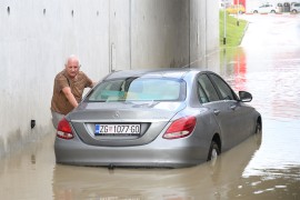 Mercedes zapeo u poplavama (VIDEO)