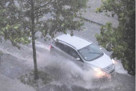 Dvije osobe spasene iz vozila zaglavljenog u vodi