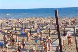 Zasvirala jugoslovenska himna na plaži, pogledajte reakciju kupača ...