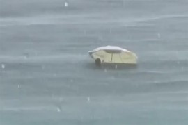 Nesvakidašnja scena u Crnoj Gori: Turista tokom nevremena plivao sa ...