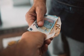 Dao 3.000 evra za auto, mladić uzeo novac i pobjegao