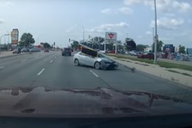 Uletio u suprotnu traku sa semaforom na vozilu (VIDEO)