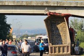 Kamion udario u nadvožnjak na brzoj cesti u Banjaluci, vozač završio ...