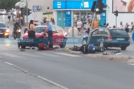 Saobraćajna nezgoda u centru Banjaluke: Sudarili se auto i motor