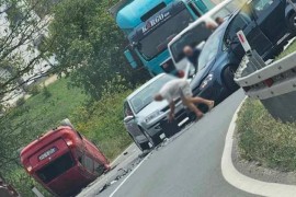 Sudarila se tri vozila, jedno završilo na krovu