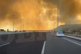 Vatra u Grčkoj guta kuće i automobile, vatrogasci se bore da obuzdaju ...