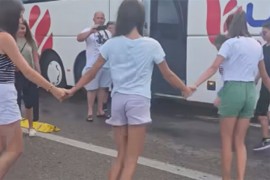 Graničnom policajcu zasmetalo što su djeca zaigrala kolo na granici ...