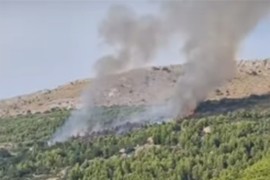 Buknuo požar na brdu u Podstrani, gase ga vatrogasci i dva kanadera ...