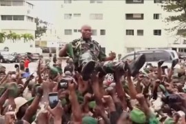 Hunta u Gabonu predstavila lidera: Novog vladara nosili na ramenima ...