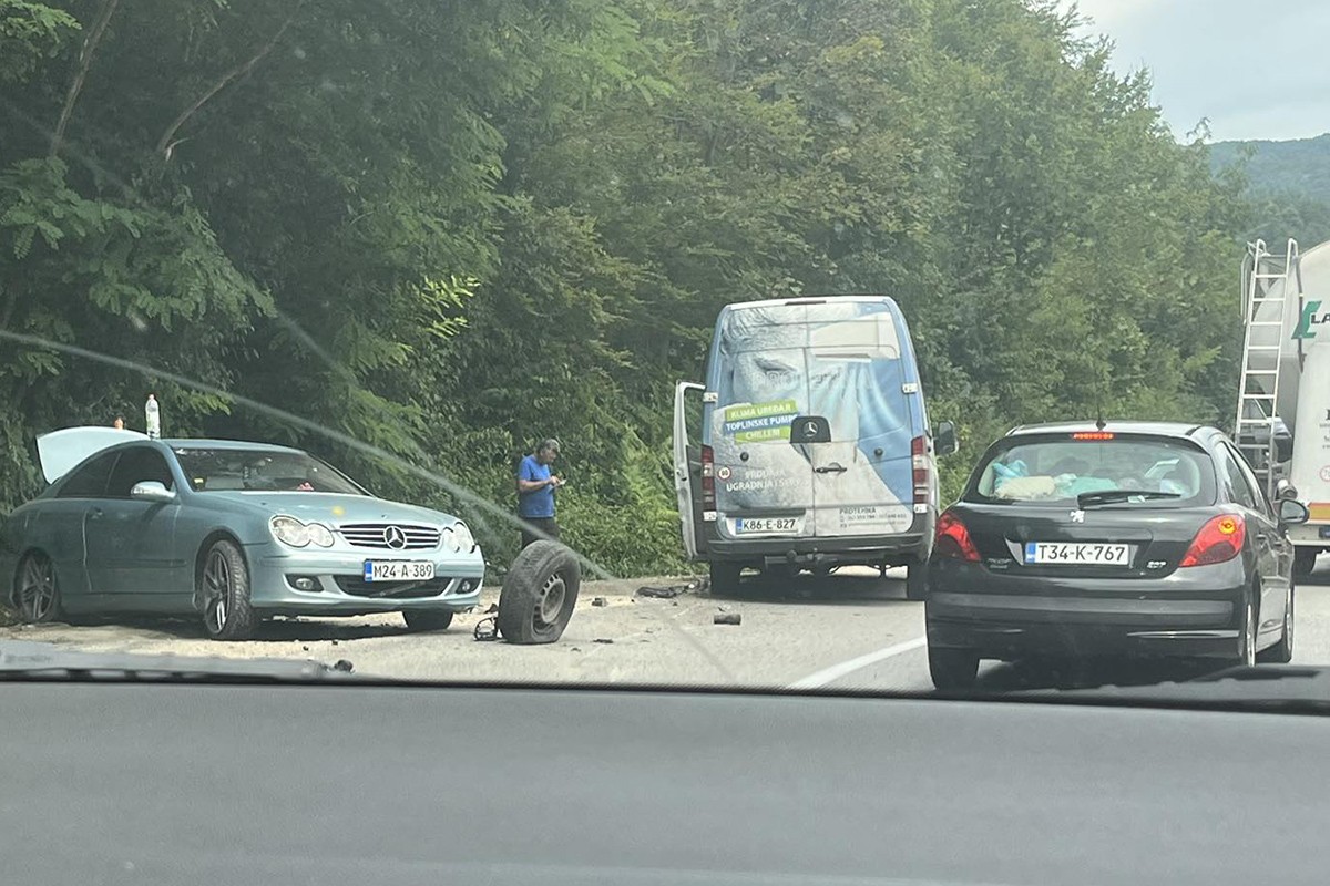 Sudar tri automobila i kombija u kanjonu Tijesno kod Banjaluke (FOTO)