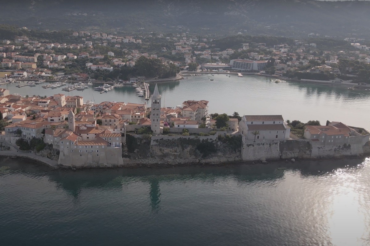 Gađa ljude praćkom i galami da je plaža njegova