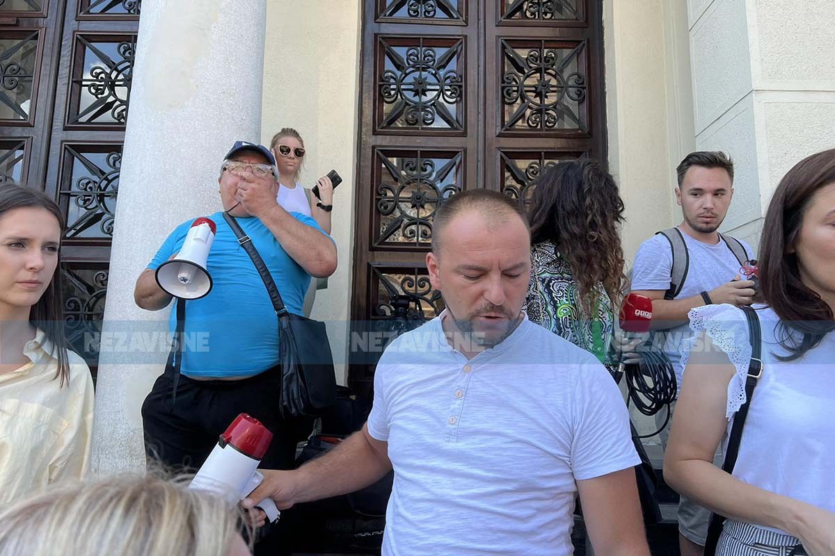 Građani protestovali ispred Gradske uprave Banjaluka, dočekala ih zaključana vrata
