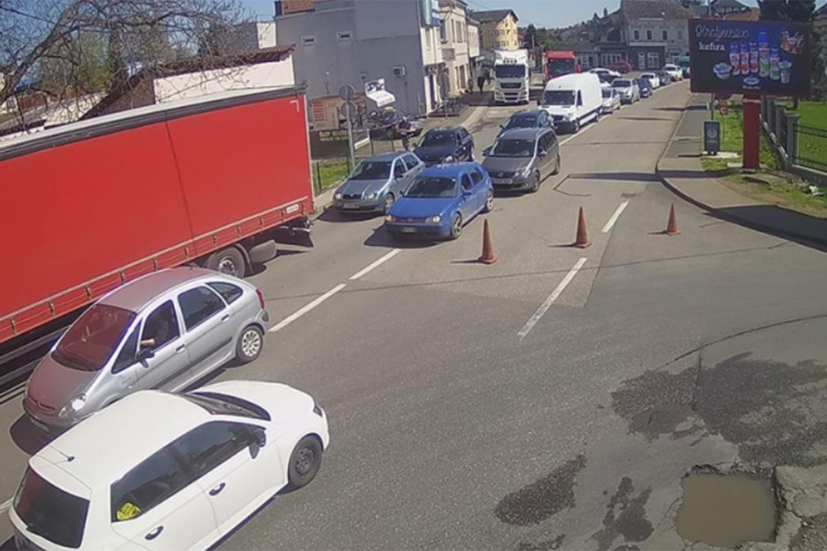 Duge kolone vozila u oba smjera na Gradišci, Gradini i Deleuši