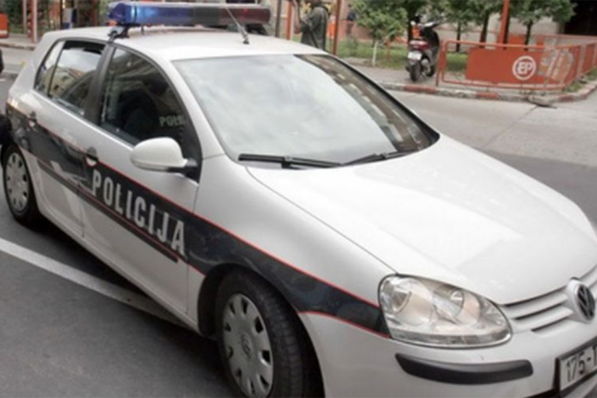Pijani mladići iz kalašnjikova pucali kroz prozor auta