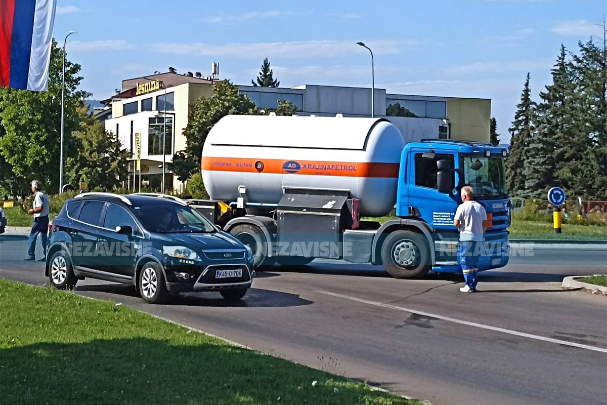 Udes na kružnom toku kod Lesnine u Banjaluci