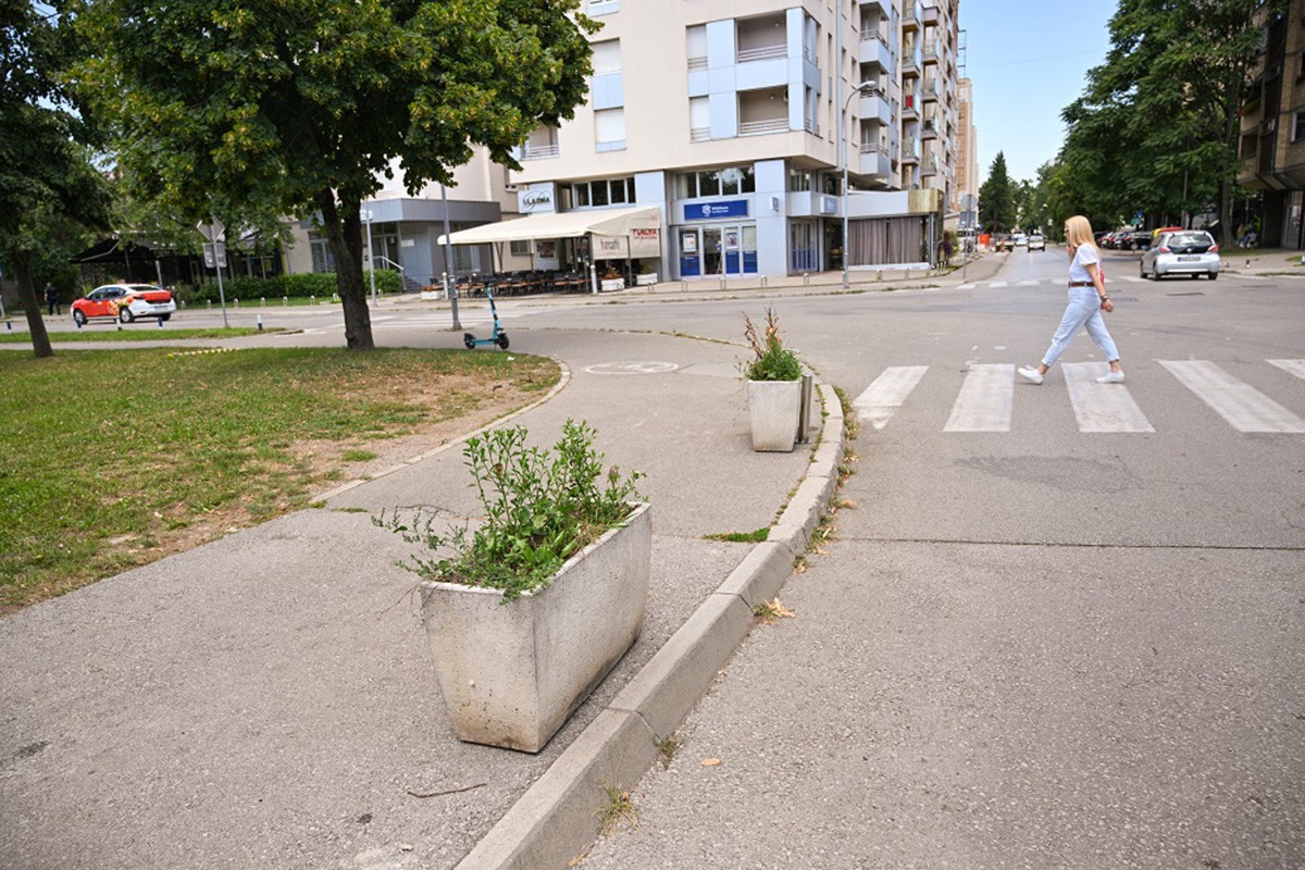 Vandalizam u Banjaluci: Pomjerili betonsku kuglu da bi parkirali auto