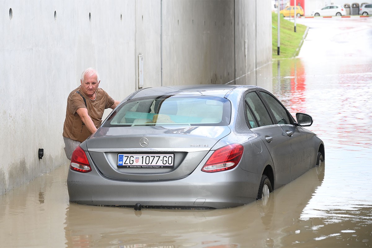 Mercedes zapeo u poplavama (VIDEO)
