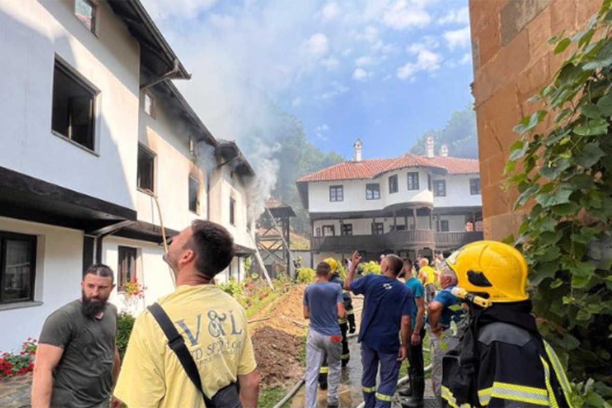 Lokalizovan požar, sačuvana riznica manastira Vraćevšnica (FOTO, VIDEO)