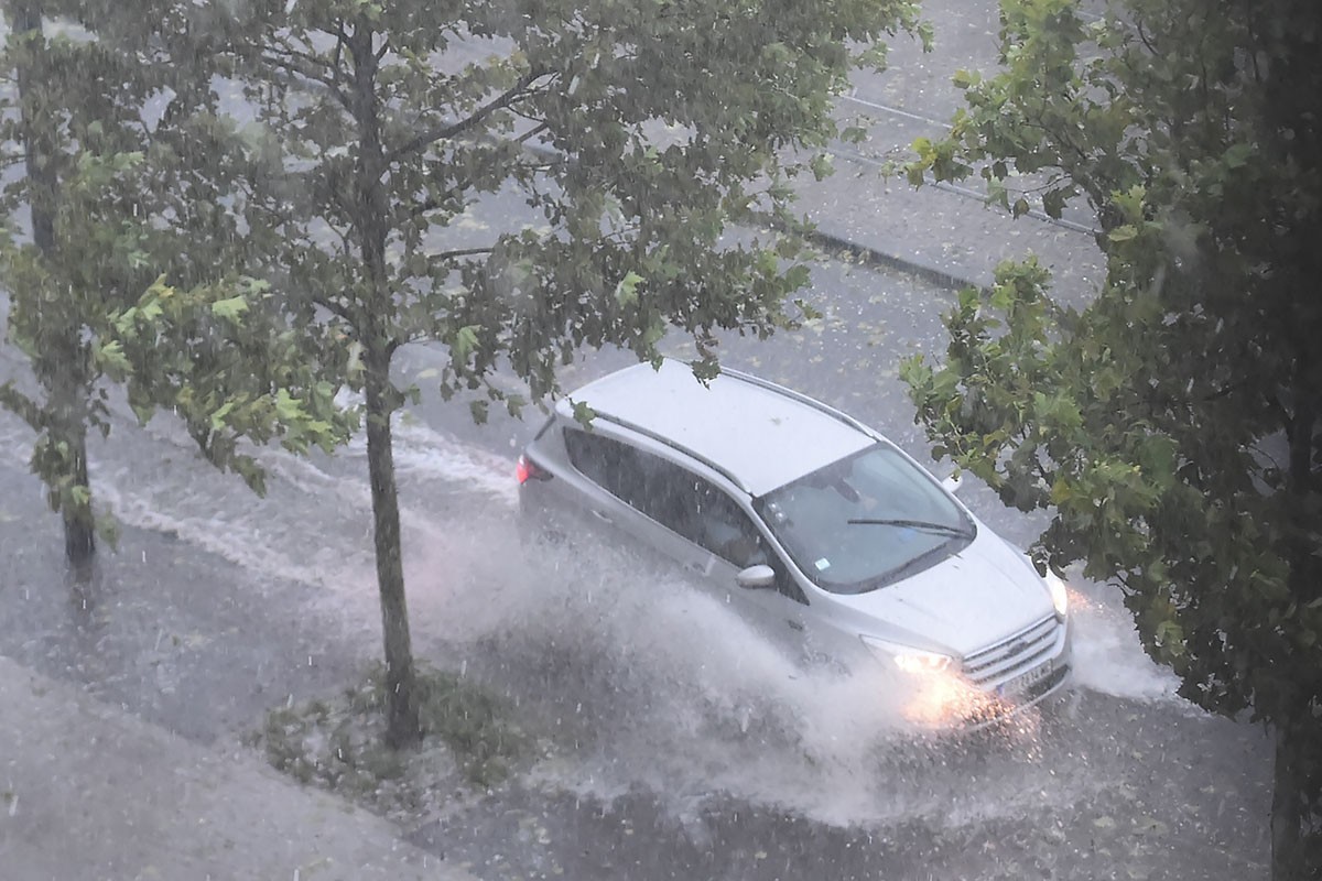 Kolaps u Beogradu: Automobili zaglavljeni u poplavi, vozači izašli na krovove (FOTO, VIDEO)