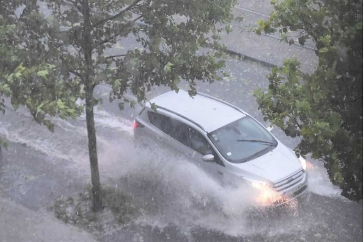 Dvije osobe spasene iz vozila zaglavljenog u vodi