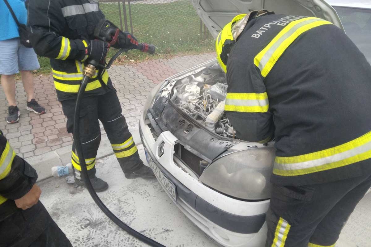 Gorio automobil u Banjaluci (FOTO)