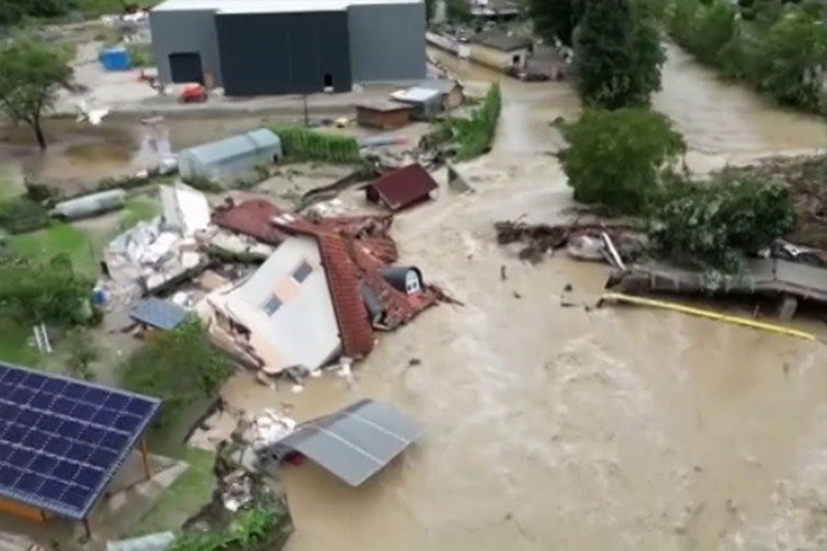 Bujica u Sloveniji sravnila kuću sa zemljom