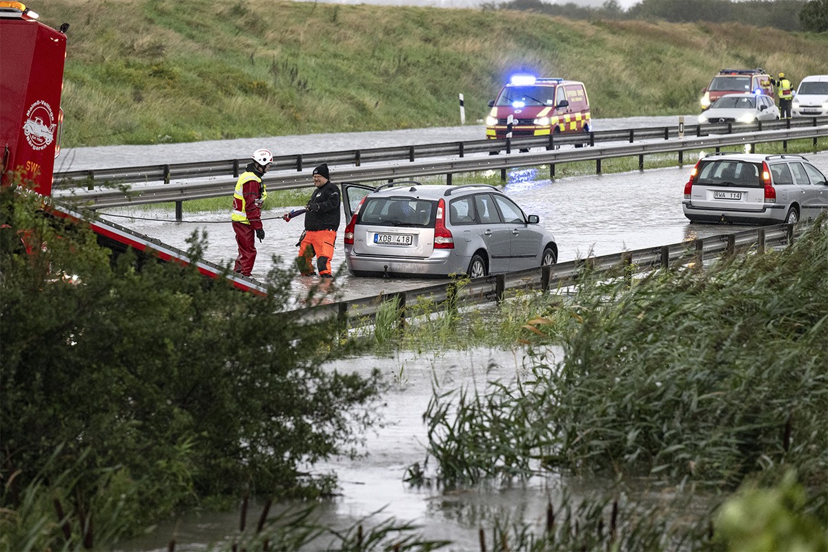Oluja pogodila Švedsku i Norvešku, kuće i putevi pod vodom (FOTO)
