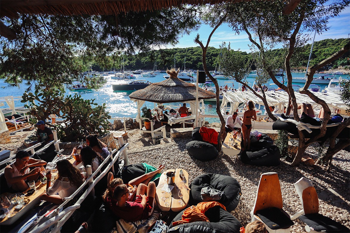 Na Hvaru naplaćuju i boravak na plaži: Dva evra za kupanje u moru