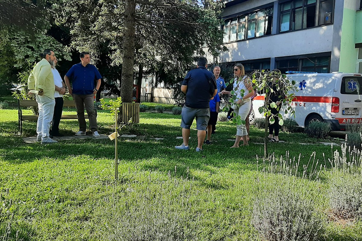 Sanjani iz Kanade uredili prostor ispred zdravstvenih ustanova