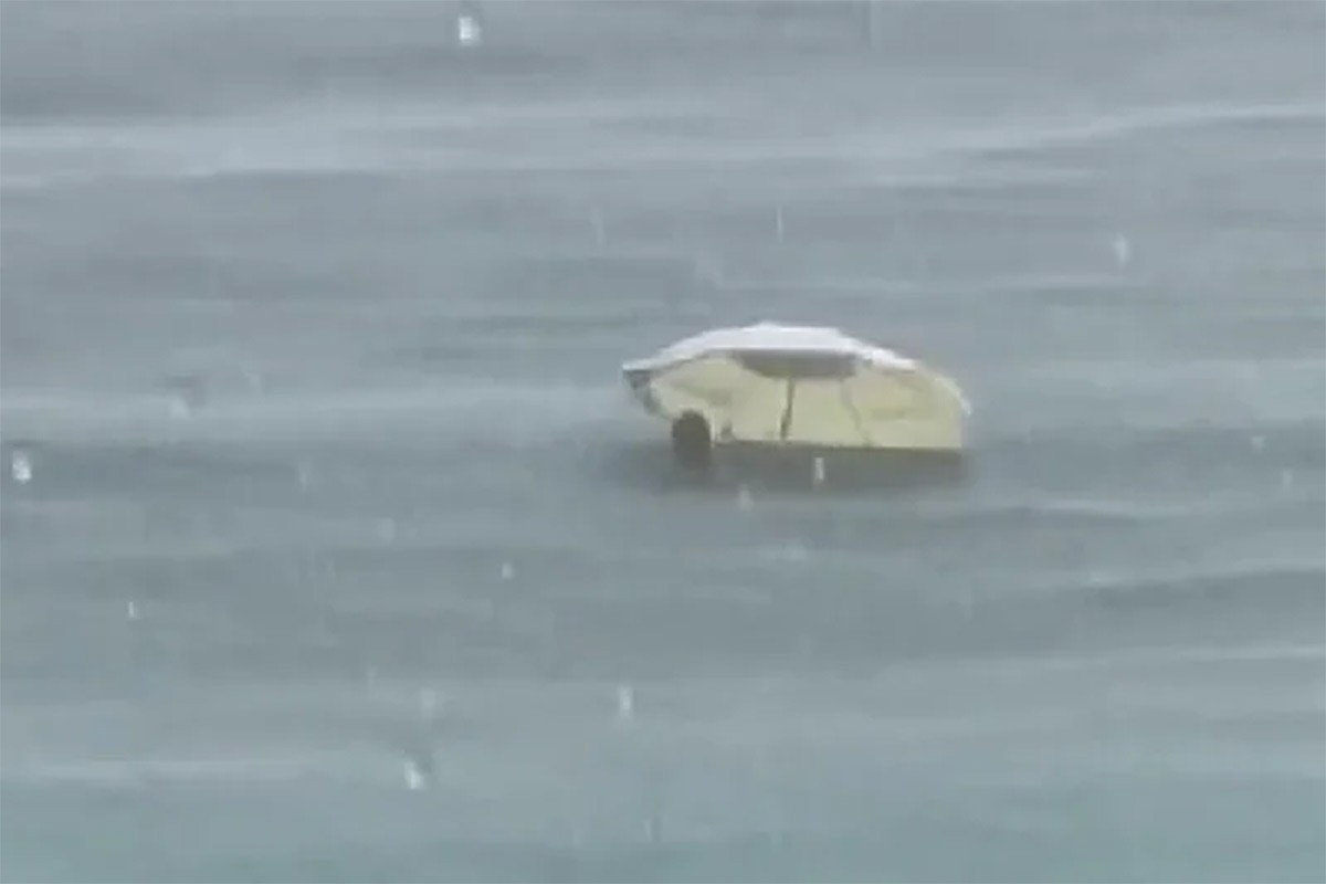 Nesvakidašnja scena u Crnoj Gori: Turista tokom nevremena plivao sa suncobranom (VIDEO)