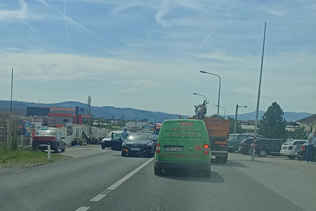 Sudarila se dva vozila u banjalučkom naselju Tunjice, stvorile se ogromne gužve