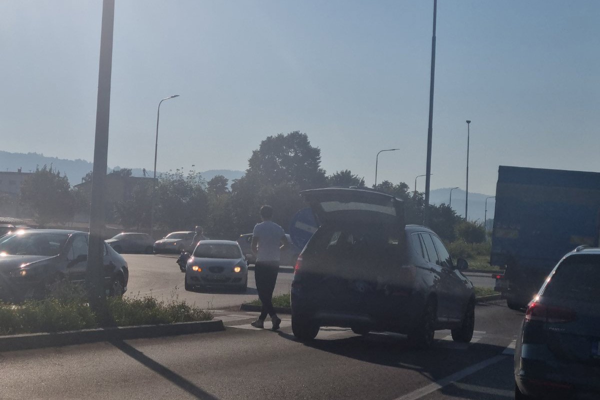 Nezgoda u Banjaluci, automobil udario biciklistu