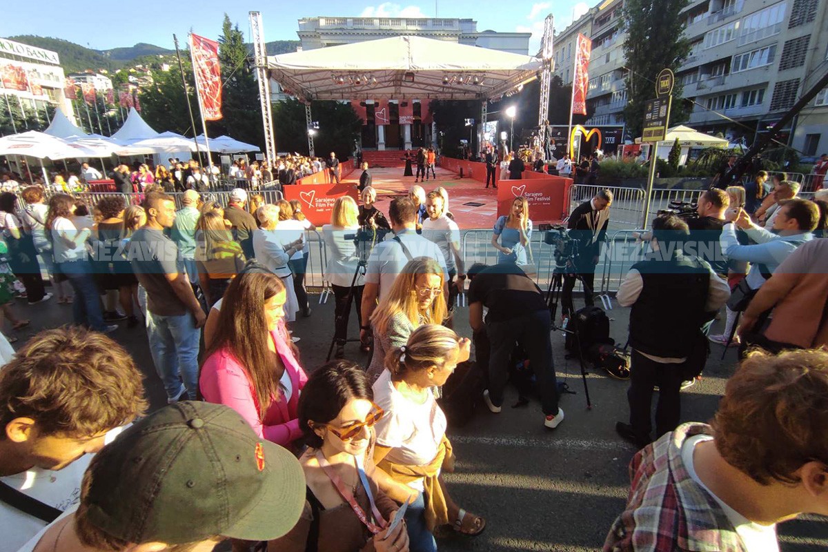 Pogledajte atmosferu pred otvaranje SFF-a: Crvenim tepihom prošetale i mačke (FOTO/VIDEO)