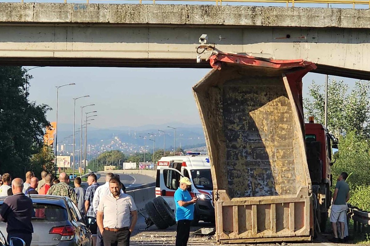 Kamion udario u nadvožnjak na brzoj cesti u Banjaluci, vozač završio na UKC RS (VIDEO)