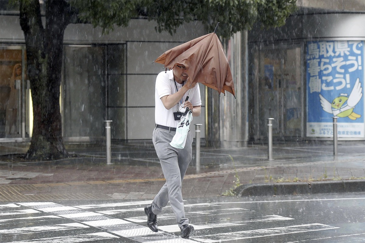 Zbog tajfuna naređena evakuacija 240.000 ljudi u Japanu, otkazani letovi