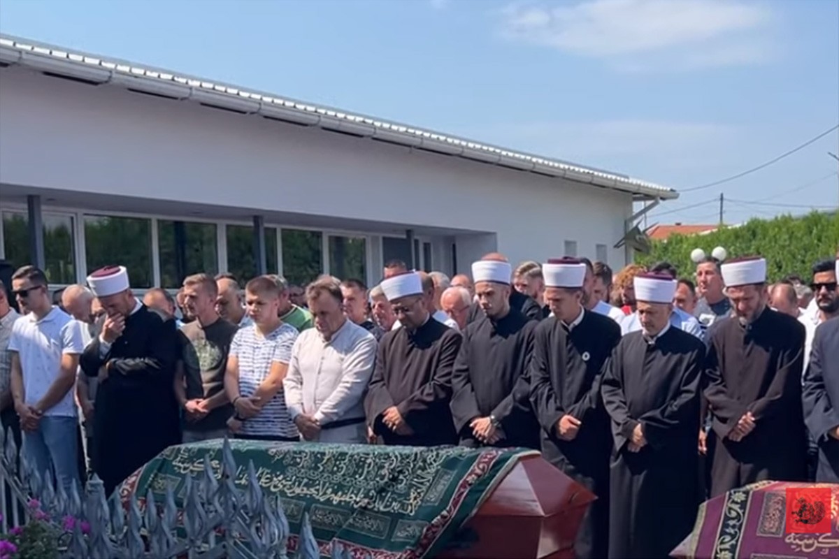 Stotine ljudi na sahrani oca i sina koje je Sulejmanović svirepo ubio