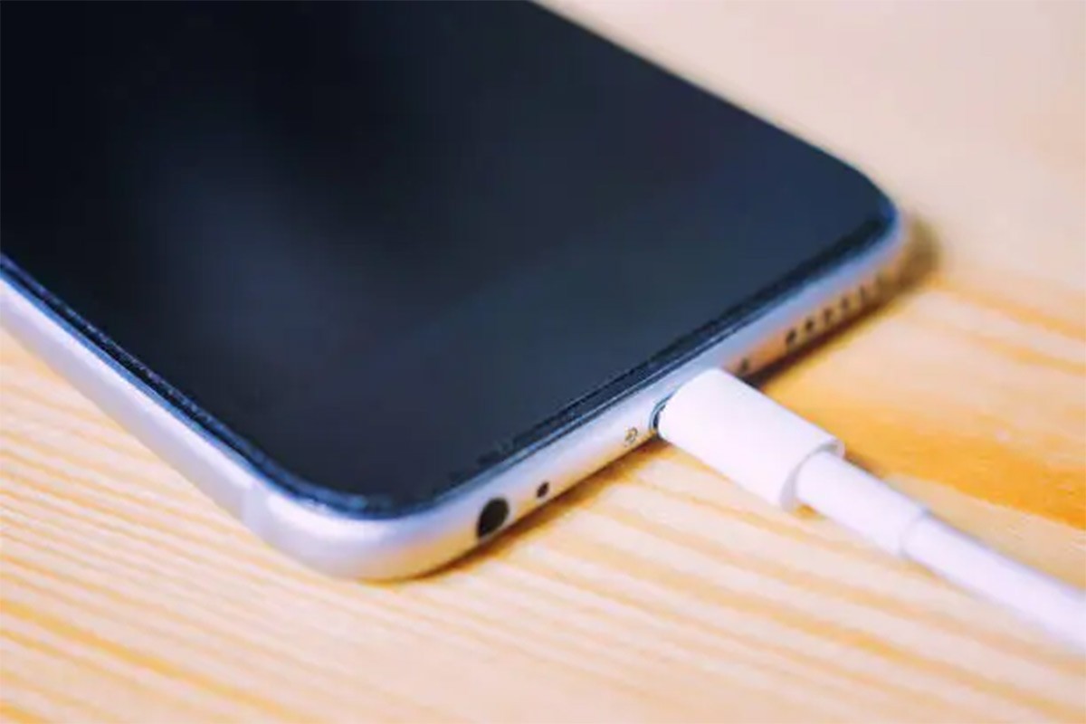 Apple upozorava: Ne punite iPhone dok spavate