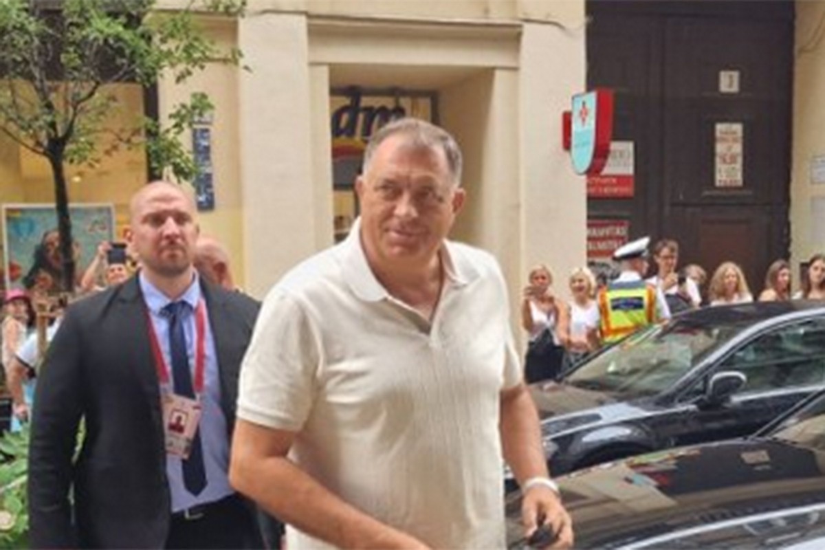 Dodik, Cvijanovićeva i Vučić na večernjem bogosluženju u Sentandreji