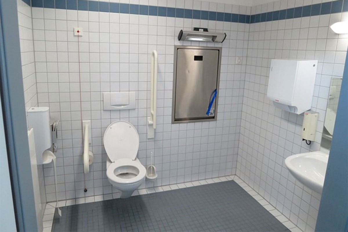 Imao udes pa se sakrio u WC kafića