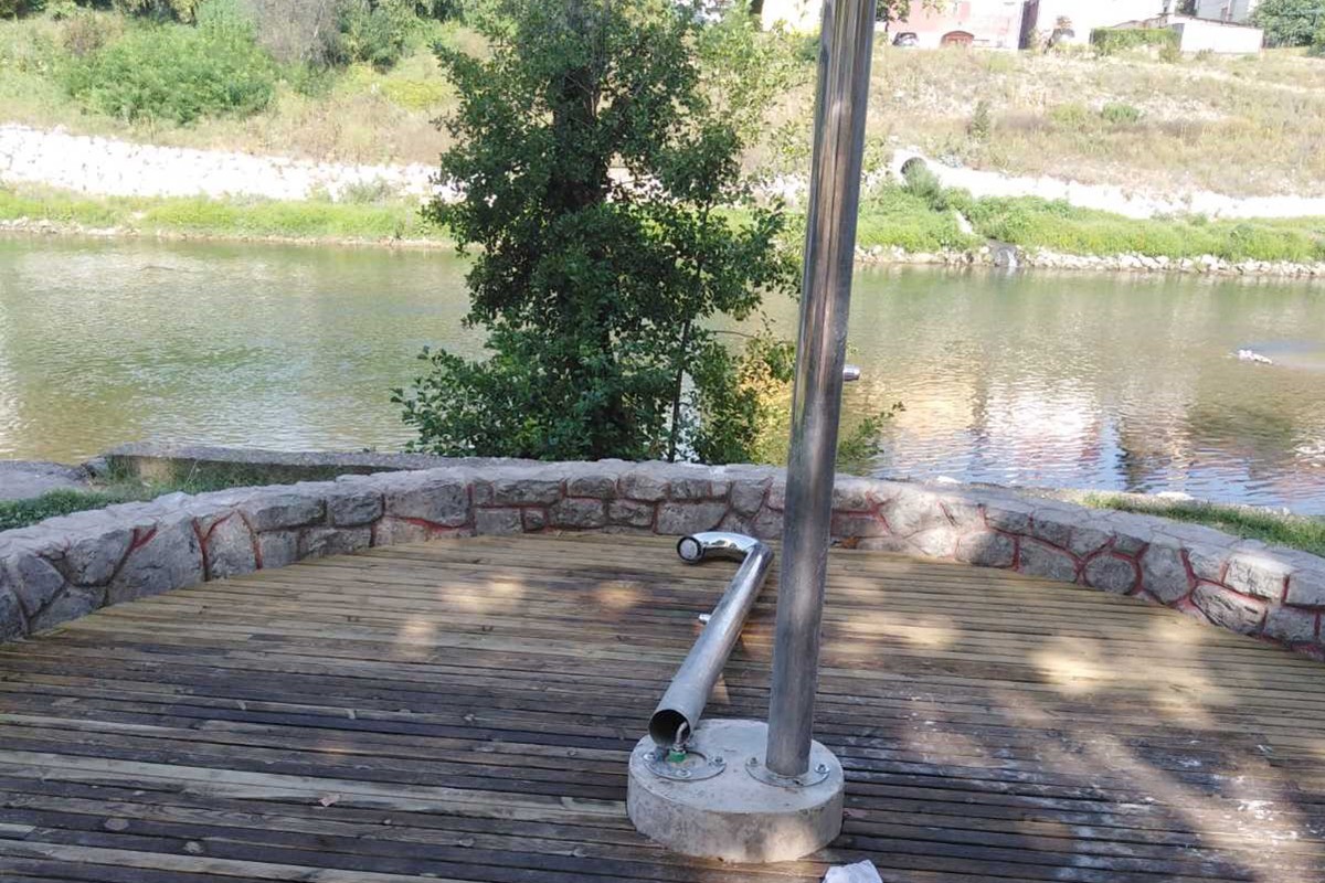Oštećeni tuševi na novuređenoj plaži između Zelenog i Gradskog mosta